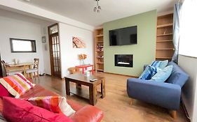 2 Bedrooms 2 Stations